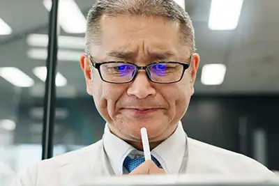 エンジニア 未経験OKの注意点:年齢・経験のハードルとその乗り越え方